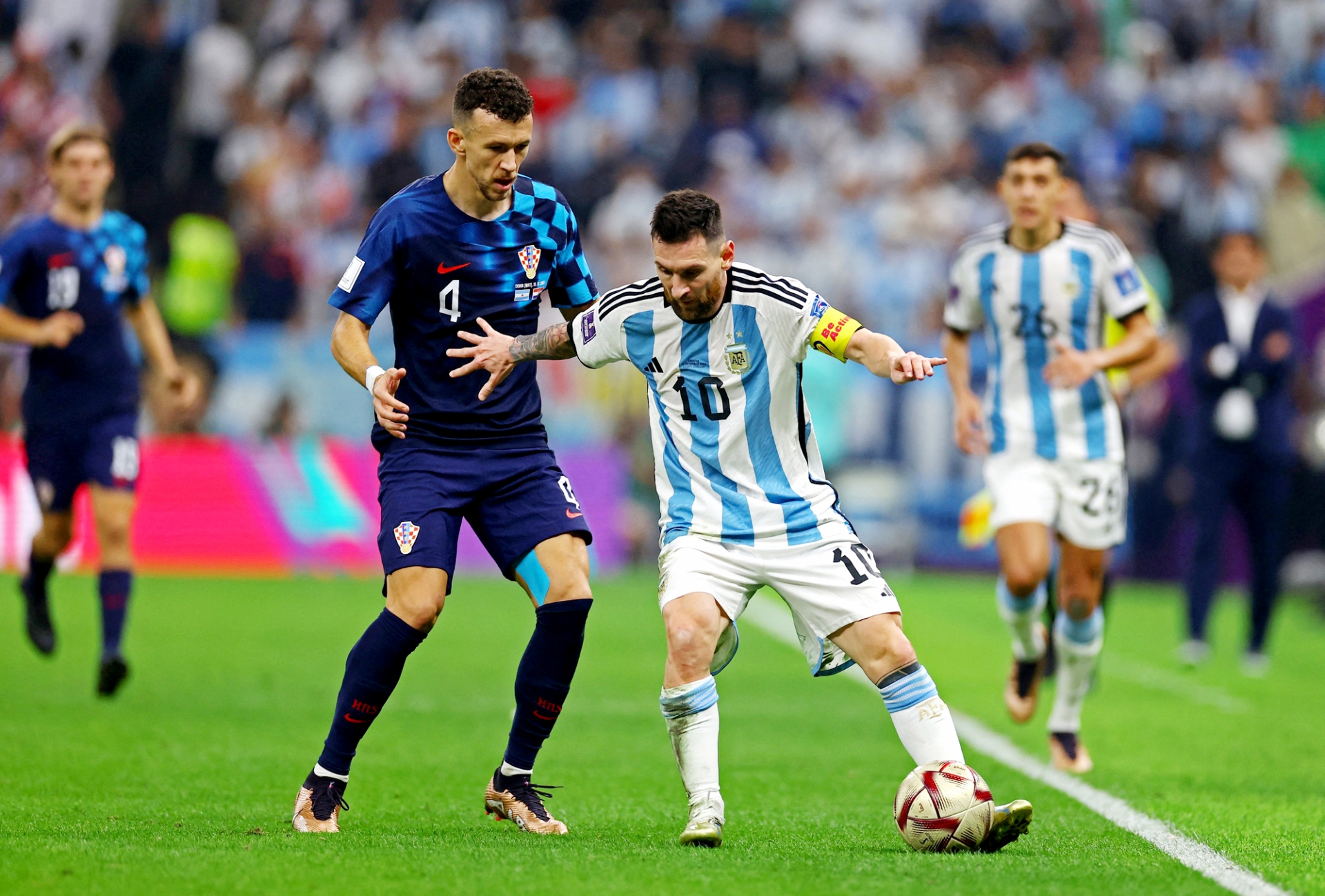 Messi thường thuận chân trái và sử dụng má ngoài của chân trái giữ bóng