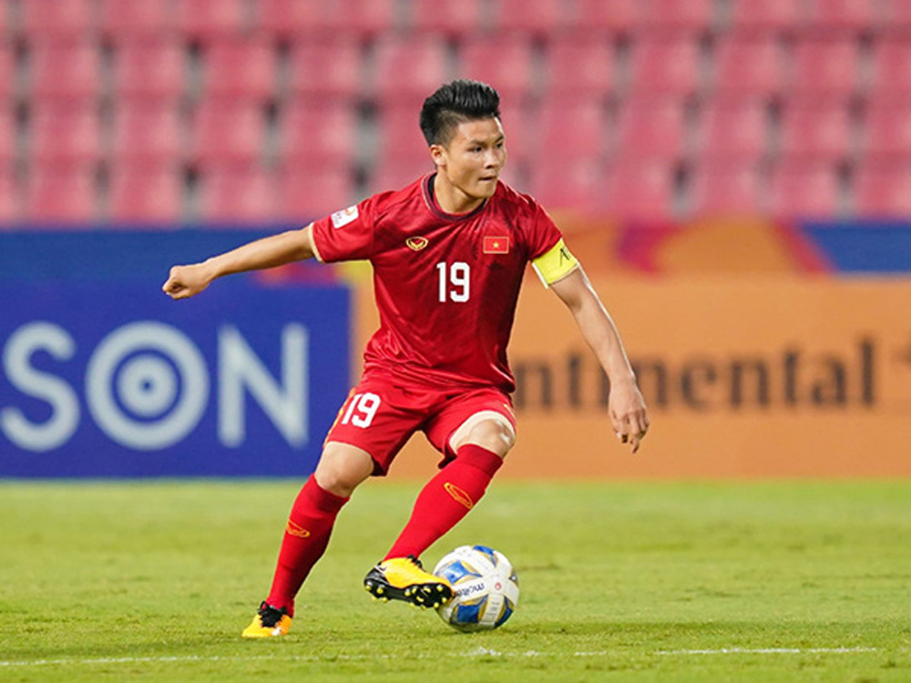 Hình ảnh của cầu thủ Quang Hải trên sâu bóng
